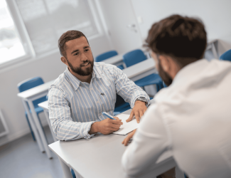 Un jeune homme passe un entretien d'embauche