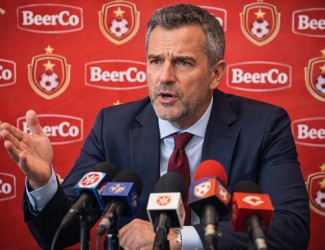 un président d'un club sportif parlant en conférence de presse