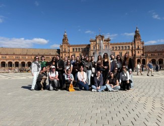 groupe d’étudiants en voyage d’étude à Séville devant la Plaza de España