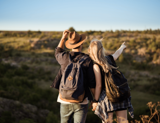 homme et femme dans la nature en voyage