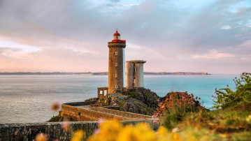photo d'un phare de Brest pour illustrer la ville de l'école AFTEC, le phare est entouré par la mer.