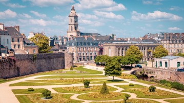 Photo du centre ville historique de la ville de Vannes, avec le jardin des remparts et la cathédrale Saint-Pierre en fond.  
