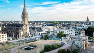 Photo du centre historique de Caen, avec la cathédrale et les bâtiments autour avec une vision drone
