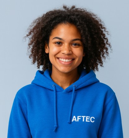 jeune femme de 18 ans portant un sweat à capuche AFTEC sur un fond bleu