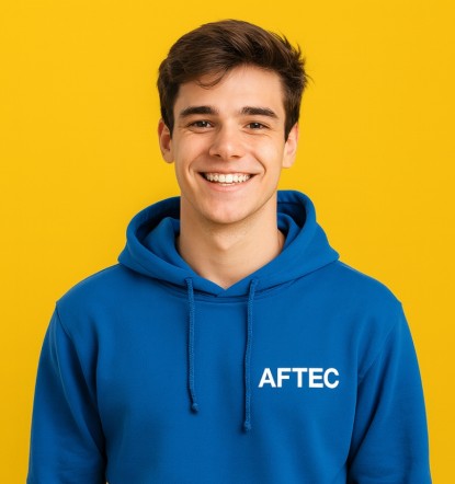 jeune étudiant de 18 ans portant un sweat à capuche bleu avec le logo AFTEC sur un fond jaune