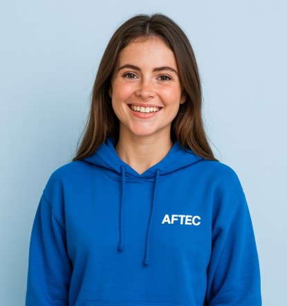 jeune femme de 20 ans portant un sweat bleu à capuche avec le logo AFTEC sur un fond bleu