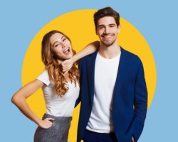junior-entreprise-deux-jeunes-souriant-regardent-devant-eux