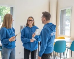 trois-etudiants-qui-discutent