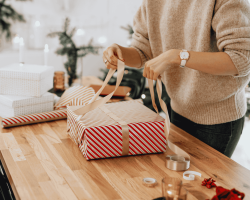 Femme emballant un cadeau pour Noel