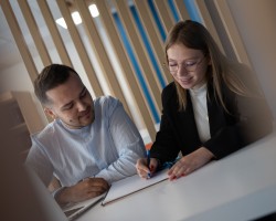 Deux étudiants travaillent