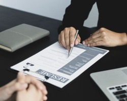 Un recruteur qui analyse un CV