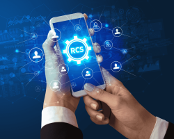 téléphone tenu dans une main avec RCS écris dessus 