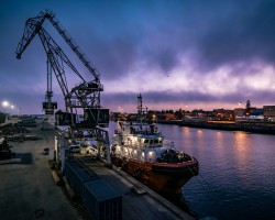 Bateau de marchandises amarré à un quai de chargement dans un port 