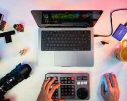 Montage vidéo sur ordinateur à côté d’un appareil photo