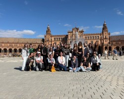 groupe d’étudiants en voyage d’étude à Séville devant la Plaza de España