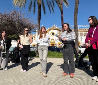 5 étudiantes parlent au bord de la route