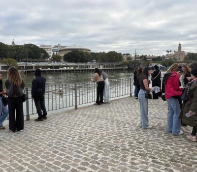 des groupes d'étudiants au bord d'un canal