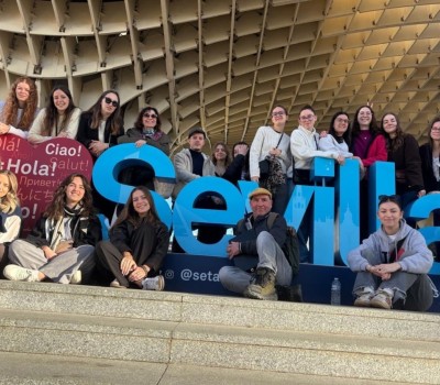 Étudiants prenant la pose autour du logo de Séville