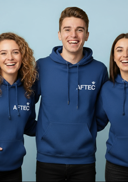  étudiant asiatique souriant d'environ 19 ans dans une tenue sobre avec sweat à capuche bleu, sur un fond neutre bleu (1).png 