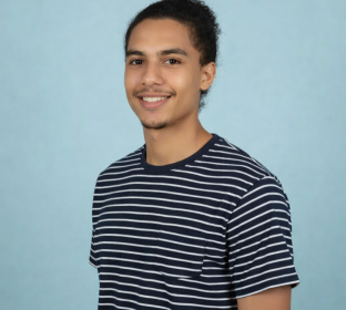 jeune homme au t-shirt rayé sur un fond bleu