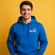Photo de Clément, étudiant en BTS GPME, il porte un sweat bleu sur un fond jaune
