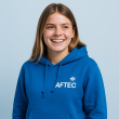 Photo de Eve-Marie, étudiante en BTS MCO, elle porte un sweat bleu sur un fond bleu