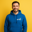 Photo de Fabien, alumni en BTS MCO, il porte un sweat bleu sur un fond jaune