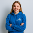 Photo de Laura, étudiante en BTS Communication, elle porte un sweat bleu sur un fond bleu